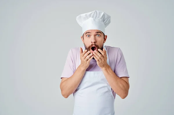 Samec kuchař v kuchyni zástěry vaření restaurace profesionálové — Stock fotografie