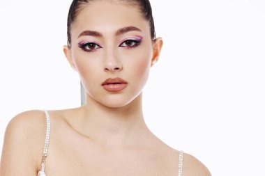 Yenilikçi makyaj ve ışıl ışıl göz farı olan, güzellik, moda ve kozmetik yaratıcılığı destekleyen bir kadın modelin yakın çekimi. Yumuşak ışıklandırma parlak bir görünüşte taze bir cildi ön plana çıkarır..