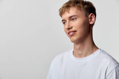 Adamım, gülümse, günlük, tişört, beyaz, stüdyo, temiz ve yaklaşılabilir sunum pazarlama kampanyaları ve yaşam tarzı ve sağlık bağlamında ürün sergileri için.