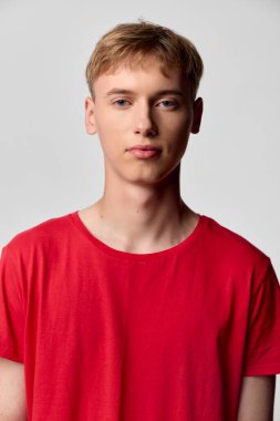 Kırmızı tişört giyen genç bir adamın ön görüntüsü, stüdyo ışıkları ve basit kurgu ürünleri, reklamcılık ve editör kullanımları için ideal.