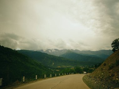 Eğri otoban geçişleri geniş doğa ve vadi manzaralarını gözler önüne seriyor, kırsal arazi üzerindeki dramatik bulutlar ve sis, seyahat, macera ve pitoresk manzara için mükemmel..