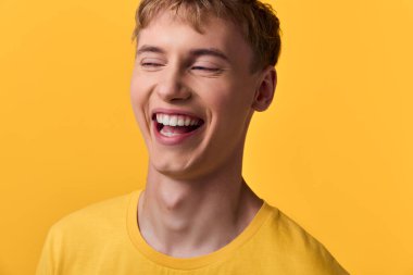 Parlak bir arkaplan ile yakın çekim, neşeli erkek, pozitif ruh hali, enerjik titreşim, ve modern yaşam tarzı reklam ve medya kampanyaları için cazibe iletiyor.