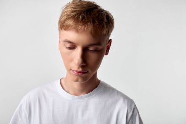 Sade beyaz tişört, temiz arka plan, ince gölgeler, yansıtıcı ruh hali, modern minimalizm ve kurumsal, sağlığa uygun iç gözlem ya da