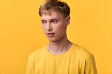 Sarı arkaplan giyen erkek model gündelik gömlek, stüdyo ışıklandırması, temiz tasarım, sıcak hava, modern estetik ve pazarlama, portföy veya sosyal medya kampanyaları için ideal neşeli hava..