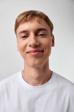 Gülümse, adamım, gençlik, günlük, tişört, ön görüş, vesikalık fotoğraf, yaklaşılabilir ruh hali, basit stüdyo arkaplanı, hatta ışıklandırma, eğitim, yaşam tarzı ve teknoloji içeriği için günlük ideal stil