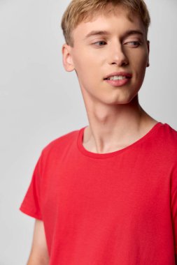 Kırmızı gömlek giyen sıradan, şık genç adam, moda özetleri, sokak kıyafetleri ve promosyon içeriği için mükemmel çevrimiçi pazarlama kampanyaları için taze, yaklaşılabilir görüntülere ihtiyaç duyuyor.