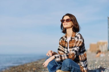 Kadın, güneş gözlüğü, plaj, günlük, açık hava, portre, rahat moda, deniz, kıyı şeridi, güneş ışığı, dingin hava, okyanus havası, geniş gökyüzü, kaygısız hava, sıcak ışık, gün ışığı.