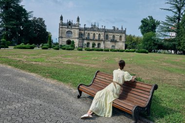 Kadın benç köşkü parkı elbisesi otantik kapsayıcı
