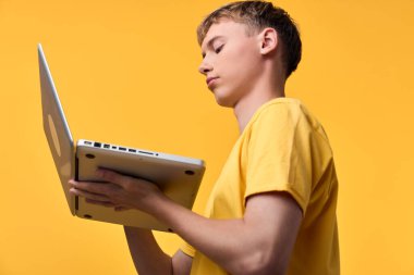 dizüstü bilgisayar, çocuk, öğrenme, teknoloji, eğitim, günlük sarı gömlek, ekran parıltısı, yaratıcı sahne, gelecek becerileri, kodlama veya okuma, büyüme zihniyeti, takım çalışması konsepti, keşif ve yenilik, beceri