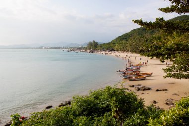 Turistler ile Doğu Hawaii plaj