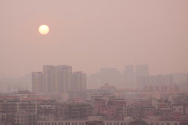 Guangzhou, Çin için günbatımı smog aracılığıyla