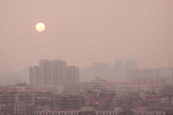 広州、中国のスモッグの日没 ストック写真