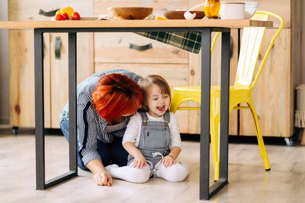 Roodharige Grootmoeder Kleindochter Hebben Plezier Keuken Een Gezellig Huis — Stockfoto