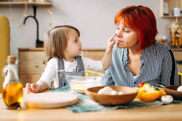 Cocinar Juntos Casa Abuela Pelirroja Nieta Cocinan Pizza Una Casa — Foto de Stock