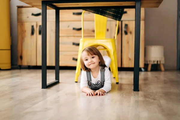 Menina Loira Bonita Brincando Cozinha Sentado Debaixo Mesa — Fotografia de Stock