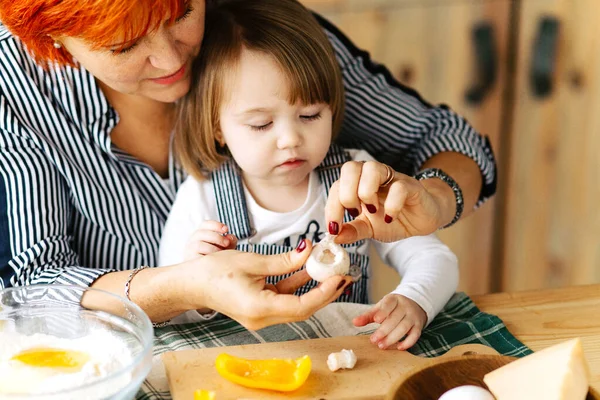 Kook Samen Thuis Grootmoeder Met Rood Haar Kleindochter Koken Pizza — Stockfoto