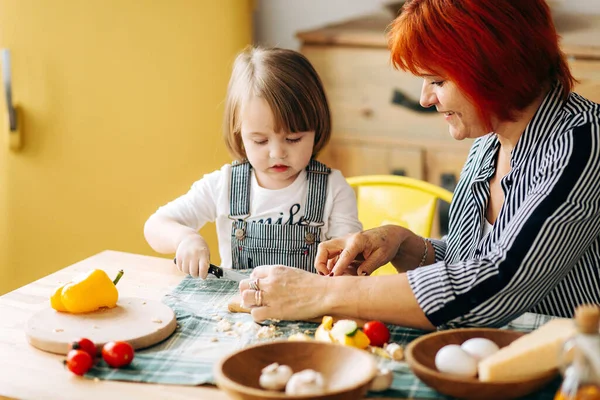 Kook Samen Thuis Grootmoeder Met Rood Haar Kleindochter Koken Pizza — Stockfoto