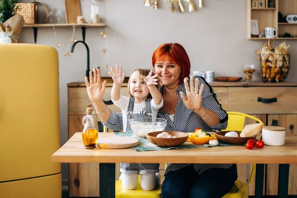 Kook Samen Thuis Grootmoeder Met Rood Haar Kleindochter Koken Pizza — Stockfoto