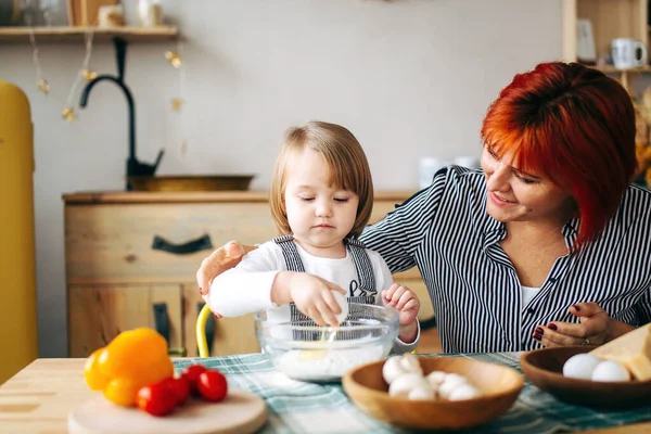 Kook Samen Thuis Grootmoeder Met Rood Haar Kleindochter Koken Pizza — Stockfoto