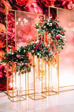 Kırmızı çiçekli lüks düğün dekoru.