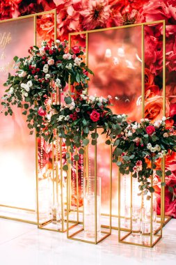 Kırmızı çiçekli lüks düğün dekoru.