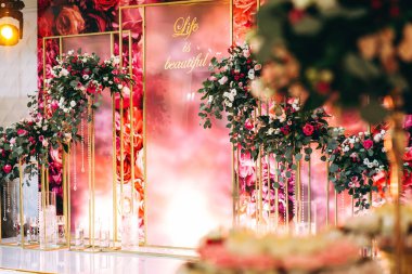 Kırmızı çiçekli lüks düğün dekoru.