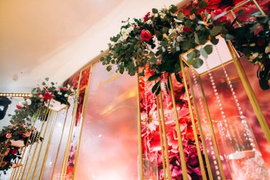 Kırmızı çiçekli lüks düğün dekoru.