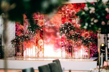 Kırmızı çiçekli lüks düğün dekoru.