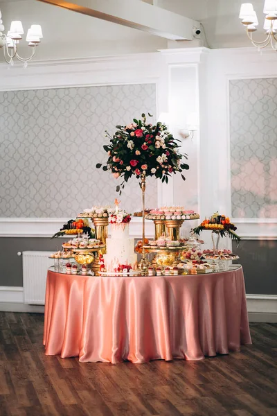 Barra Doces Festiva Com Bolo Macaroons Sobremesas Frutas Decoradas Com — Fotografia de Stock