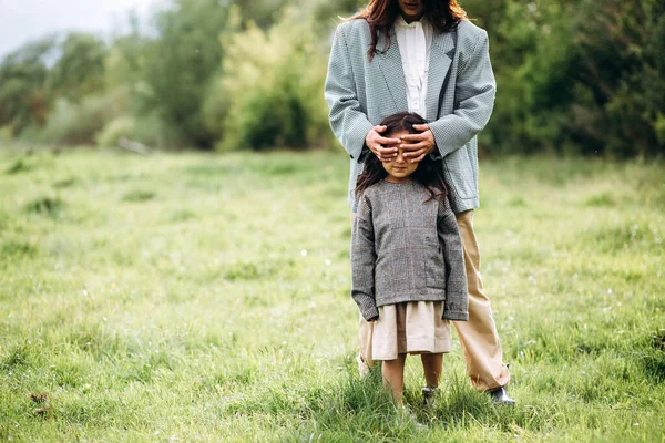 Mamá Hija Divierten Juntas Fin Semana Naturaleza Cerca Del Bosque — Foto de Stock