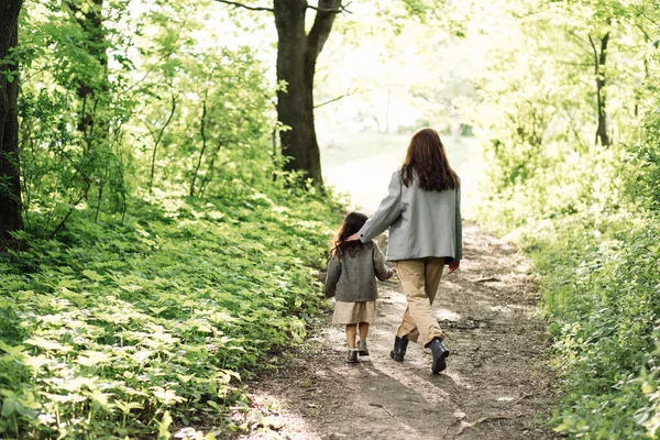 Hija Camina Con Madre Bosque —  Fotos de Stock