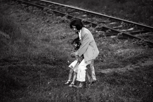 Filha Caminha Com Sua Mãe Perto Das Trilhas Ferroviárias Campo — Fotografia de Stock