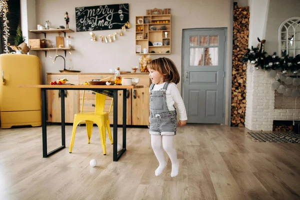 Menina Loira Bonita Espera Feliz Natal Jogando Uma Cozinha Acolhedora — Fotografia de Stock