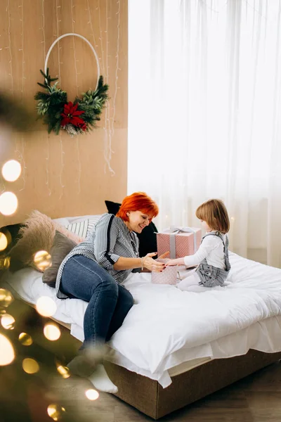 Gelukkig Nieuwjaar Vrolijk Kerstfeest Grootmoeder Kleindochter Pakken Cadeautjes Uit Het — Stockfoto