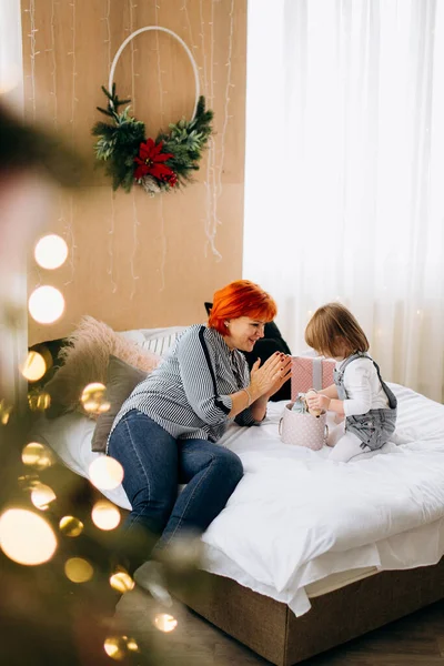 Gelukkig Nieuwjaar Vrolijk Kerstfeest Grootmoeder Kleindochter Pakken Cadeautjes Uit Het — Stockfoto