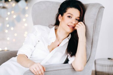 - Mutlu yıllar. Kış tatilini bekleyen çekici bir kız ve evdeki Noel ışıklarının arkasında hediyeler.