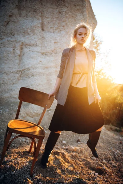 Chica Pelirroja Posando Con Una Silla Vieja Cañón Arena Atardecer — Foto de Stock