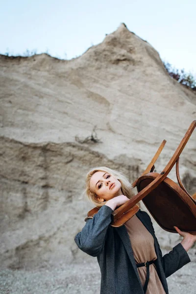Рудоволоса Дівчина Позує Старим Стільцем Піщаному Каньйоні Заході Сонця Психологічний — стокове фото