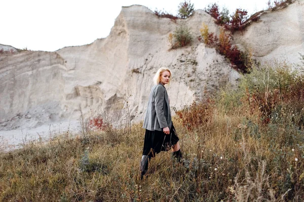 Ritratto Una Ragazza Dai Capelli Rossi Dopo Tramonto Tra Montagne — Foto Stock