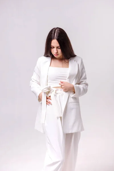 白い背景に白いエコ服で美しいブルネットのファッションの肖像画 — ストック写真
