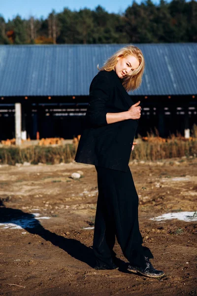 Retrato Una Chica Pelirroja Ropa Campo Retro Negro — Foto de Stock