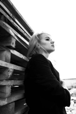 Siyah beyaz portre, eski bir tuğla fabrikasında eski bir taşra elbisesi.