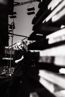 Siyah beyaz portre, eski bir tuğla fabrikasında eski bir taşra elbisesi.