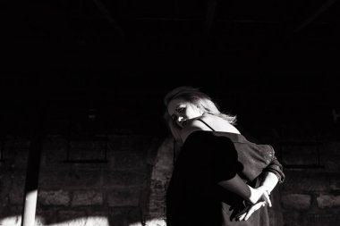 Siyah beyaz portre, eski bir tuğla fabrikasında eski bir taşra elbisesi.