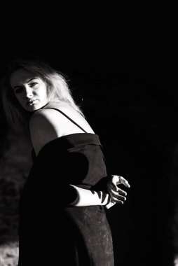 Siyah beyaz portre, eski bir tuğla fabrikasında eski bir taşra elbisesi.