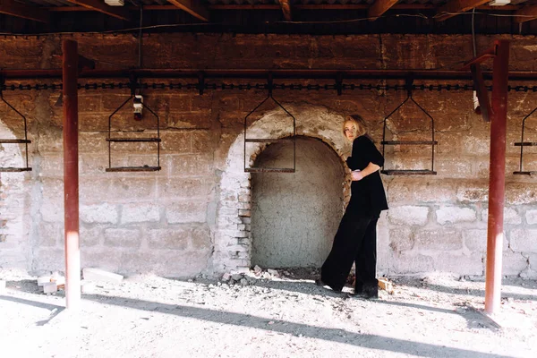 Retrato Una Chica Pelirroja Vestida Negro Retro Una Vieja Fábrica — Foto de Stock