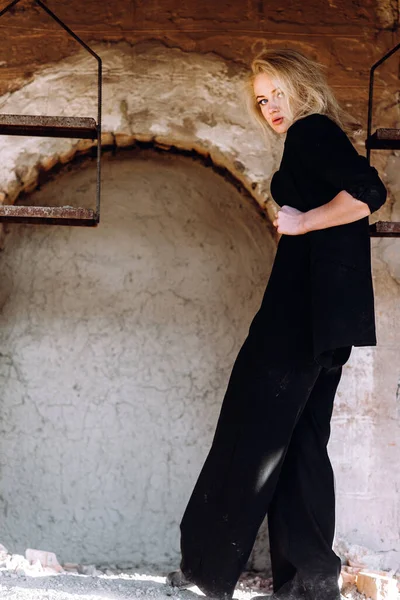 Retrato Una Chica Pelirroja Vestida Negro Retro Una Vieja Fábrica — Foto de Stock