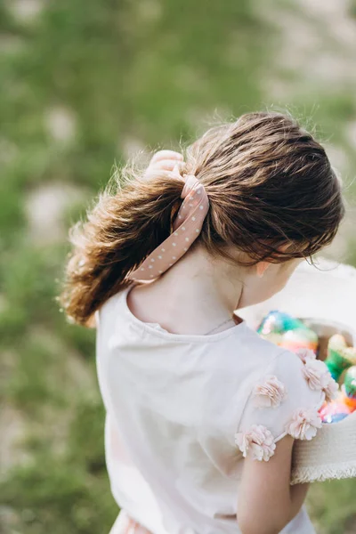 Little Girl Hat Walks Green Field Summer Rear View — Stock Photo, Image