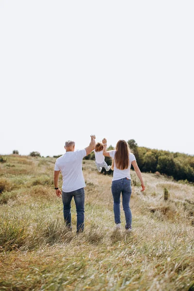 Família Bonita Jovem Que Anda Com Filha Natureza Verão Divirtam — Fotografia de Stock