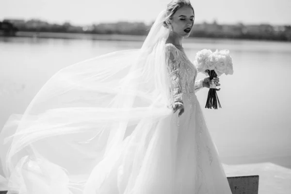 Porträt Einer Sanften Braut Brautkleid Der Nähe Des Flusses Einem — Stockfoto